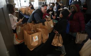 FOTO: AA / Na stotine federalnih uposlenika je stalo u red kako bi dobili besplatne obroke